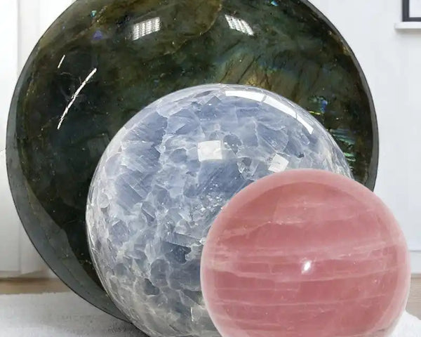 Boule en pierre naturelle : comment choisir et utiliser une sphère en cristal ?