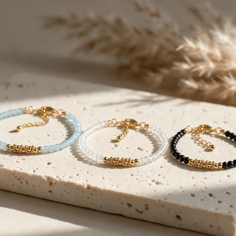 Bracelets fins dorés en pierre naturelle FINA®, sur travertin