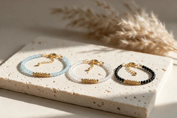 Bracelets fins dorés en pierre naturelle FINA®, sur travertin