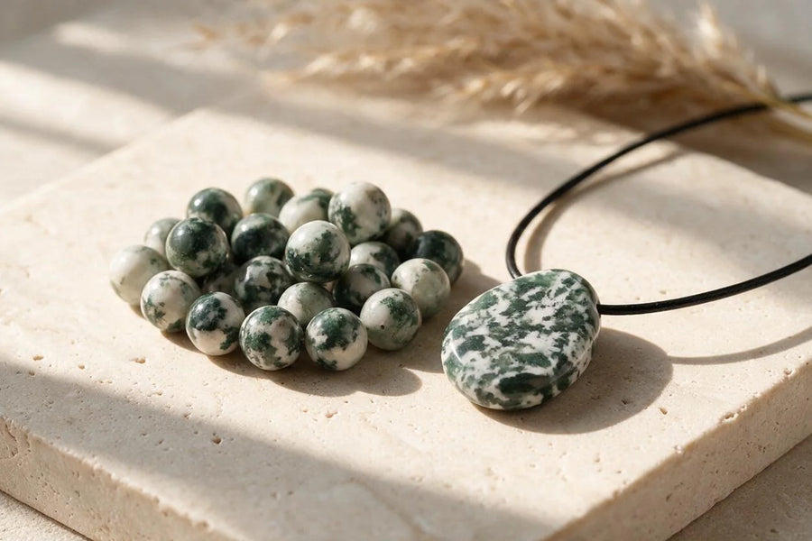 Agate arbre, pierre naturelle, sur travertin