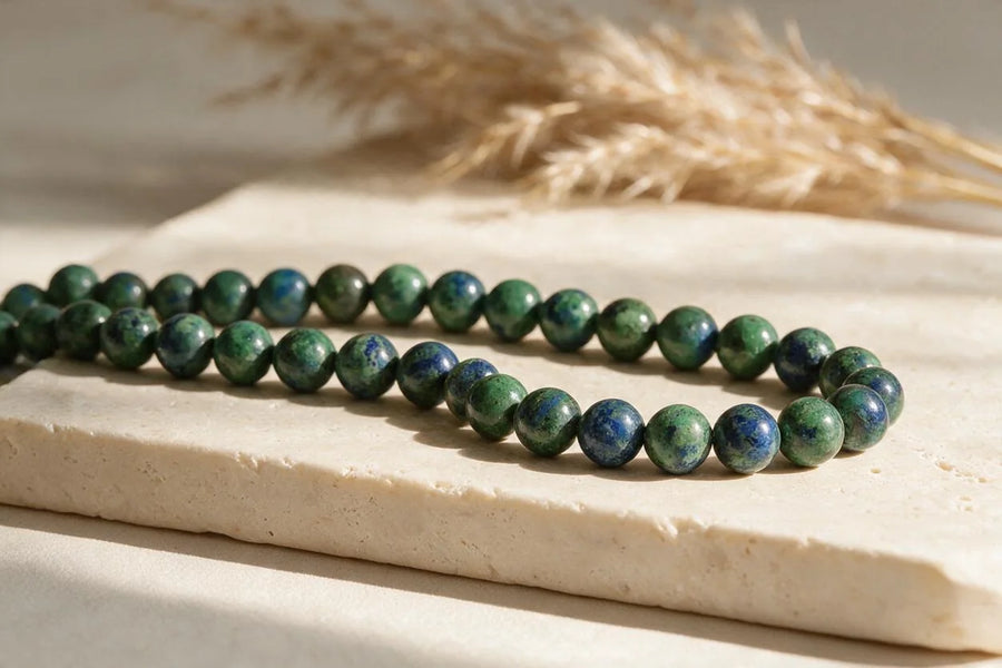Azurite Malachite, pierre naturelle, sur travertin
