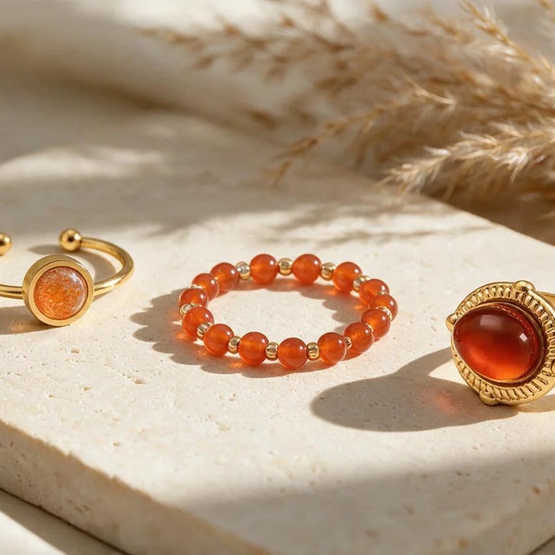 Bague pierre jaune / orange, sur travertin