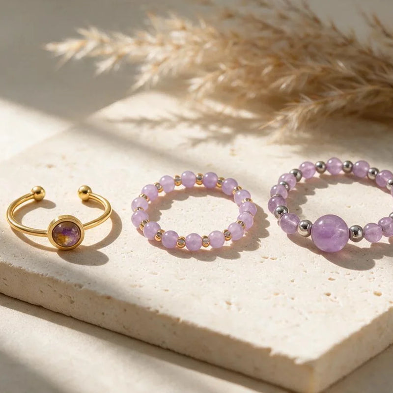 Bague pierre violette, sur travertin