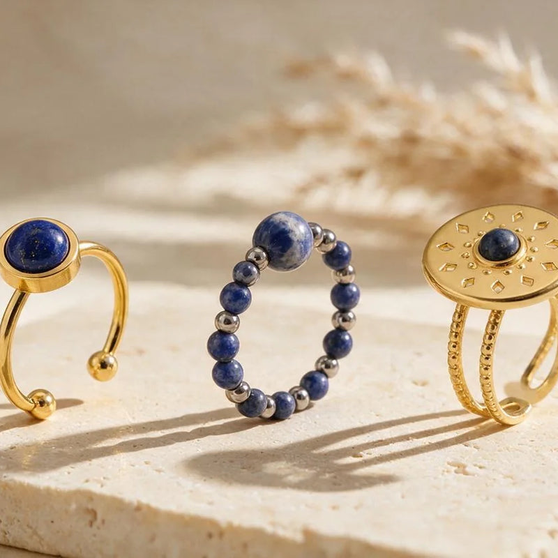Bague pierre bleue, sur travertin