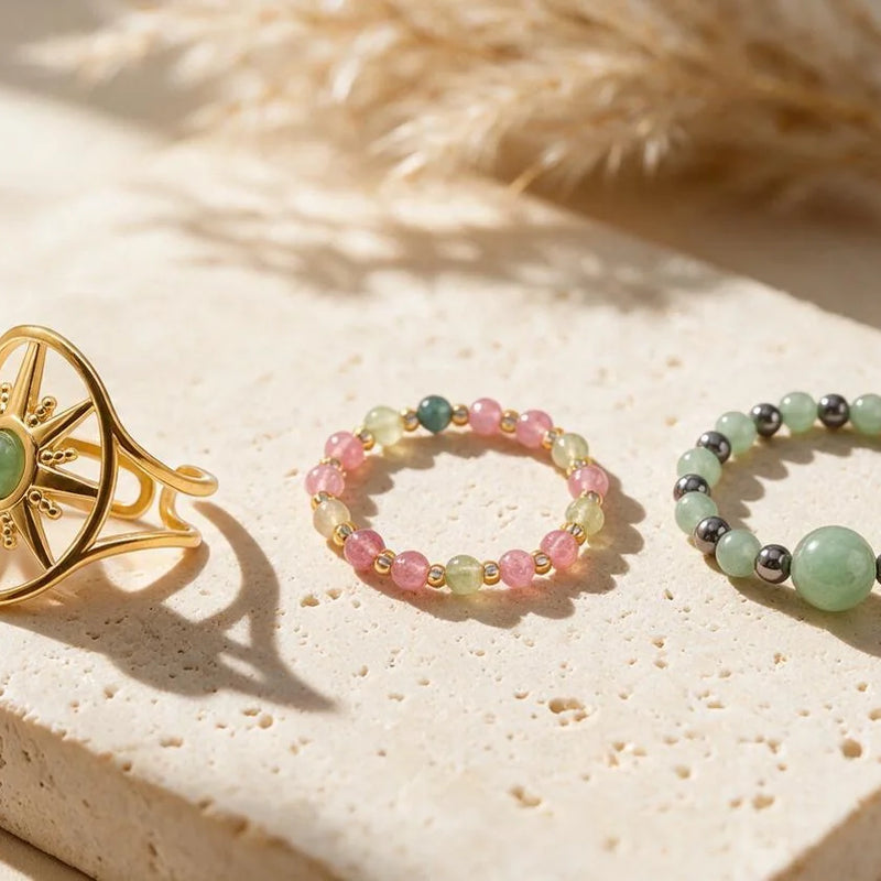 Bague pierre verte, sur travertin