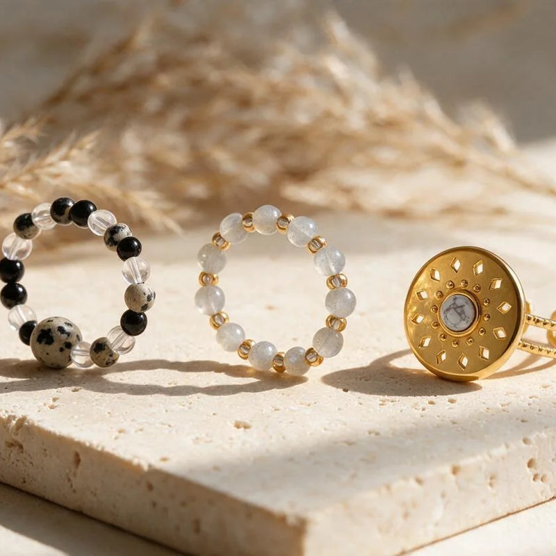Bague pierre blanche, sur travertin