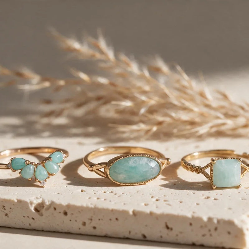 Bagues en amazonite véritable, pierre naturelle, sur travertin