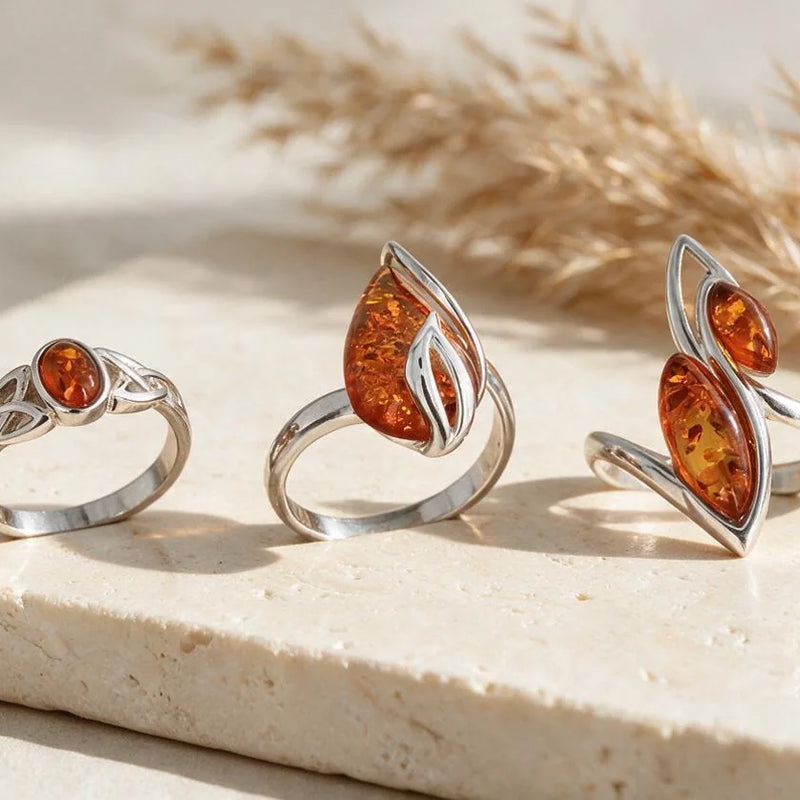 Bagues en Ambre Véritable, pierre naturelle, sur travertin