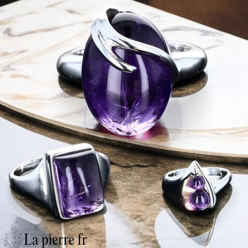 Plusieurs bagues féminines en argent avec des améthystes véritables de formes et tailles variées, idéales pour la lithothérapie.