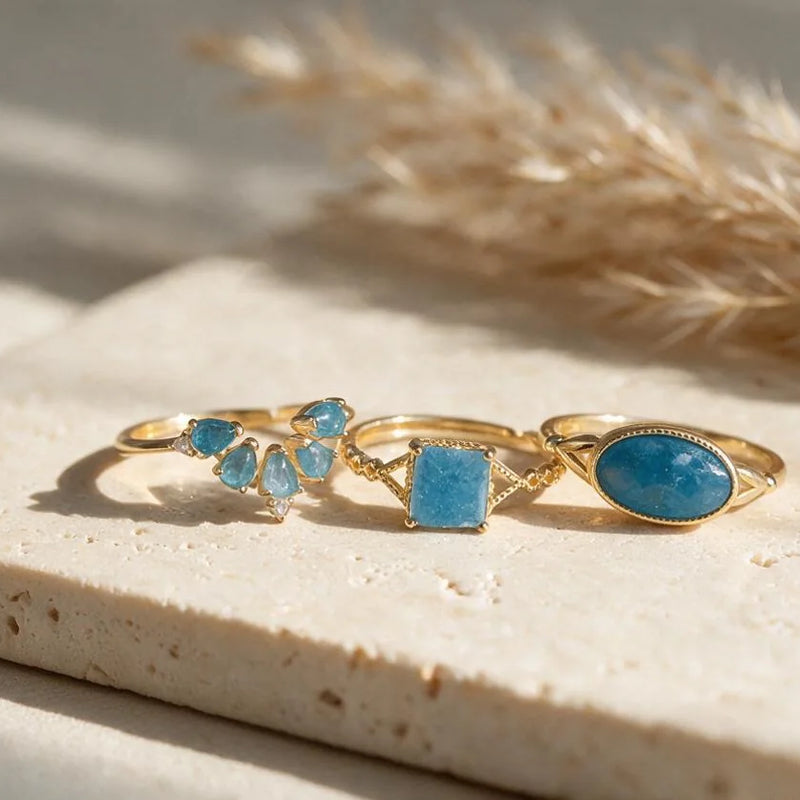 Bagues en Apatite Bleue Véritable, pierre naturelle, sur travertin