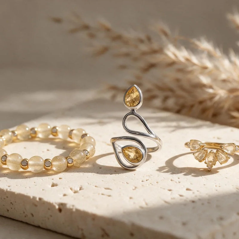 Bagues en citrine véritable, pierre naturelle, sur travertin