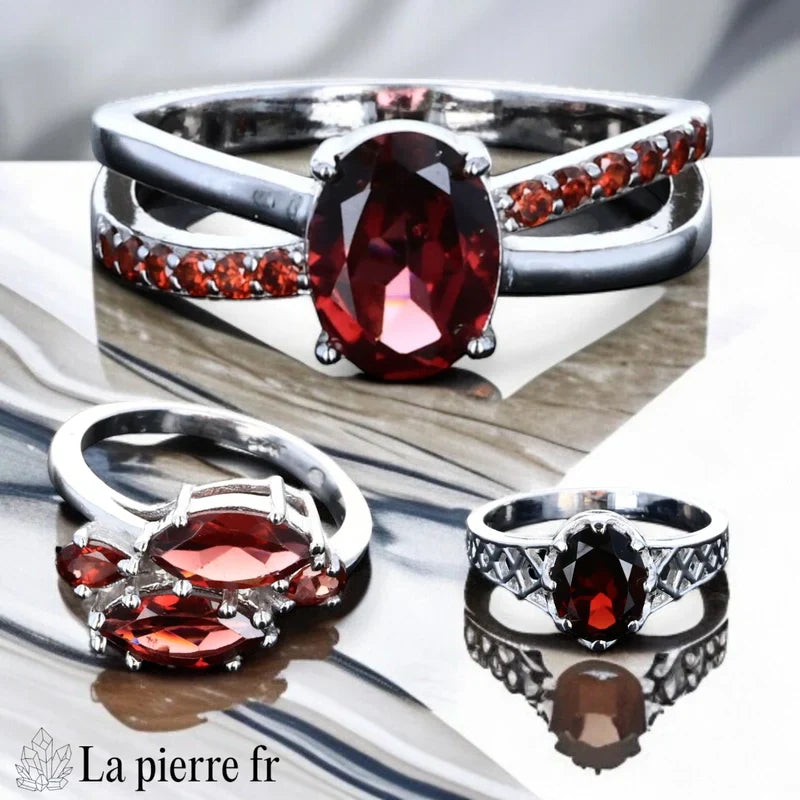 Gamme de bagues femme : grenats rouges de différentes tailles et formes sur montures en argent | La Pierre Fr.