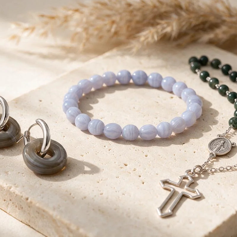 Bijoux en agate, pierre naturelle, sur travertin