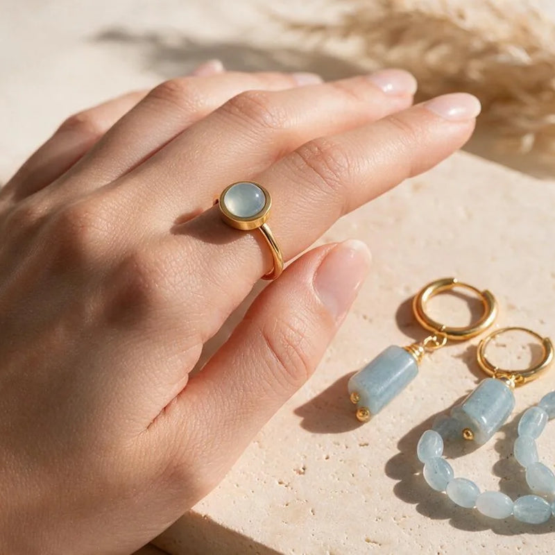 Bijoux en aigue-marine, pierre naturelle, sur travertin