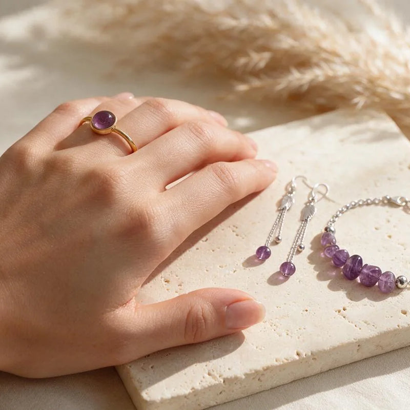 Bijoux en améthyste, pierre naturelle, sur travertin