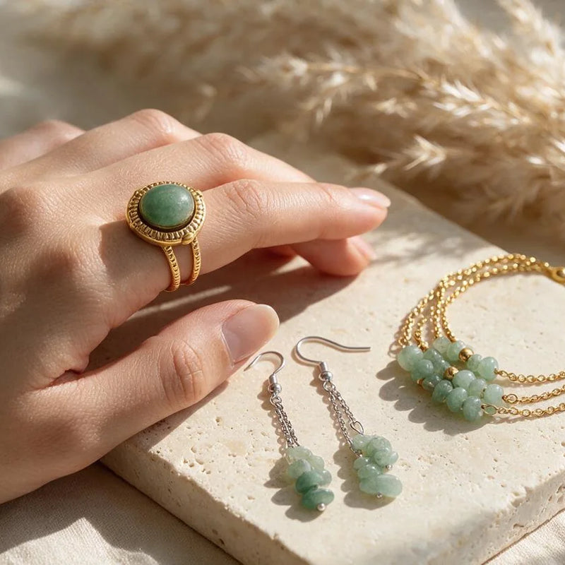 Bijoux en aventurine, pierre naturelle, sur travertin