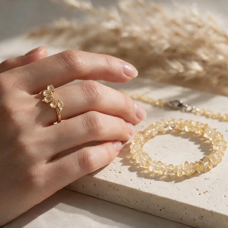 Bijoux en citrine, pierre naturelle, sur travertin