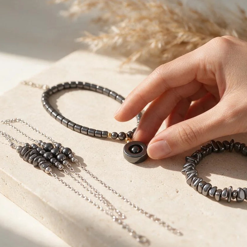 Bijoux en hématite, pierre naturelle, sur travertin