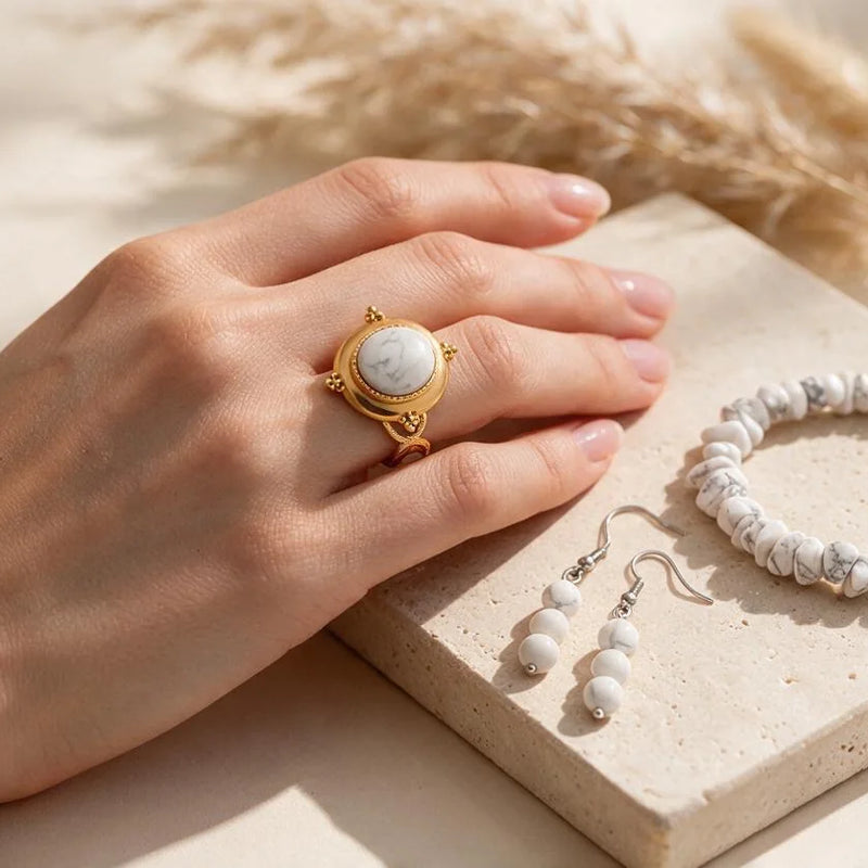 Bijoux en howlite, pierre naturelle, sur travertin