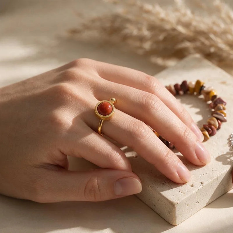 Bijoux en jaspe, pierre naturelle, sur travertin