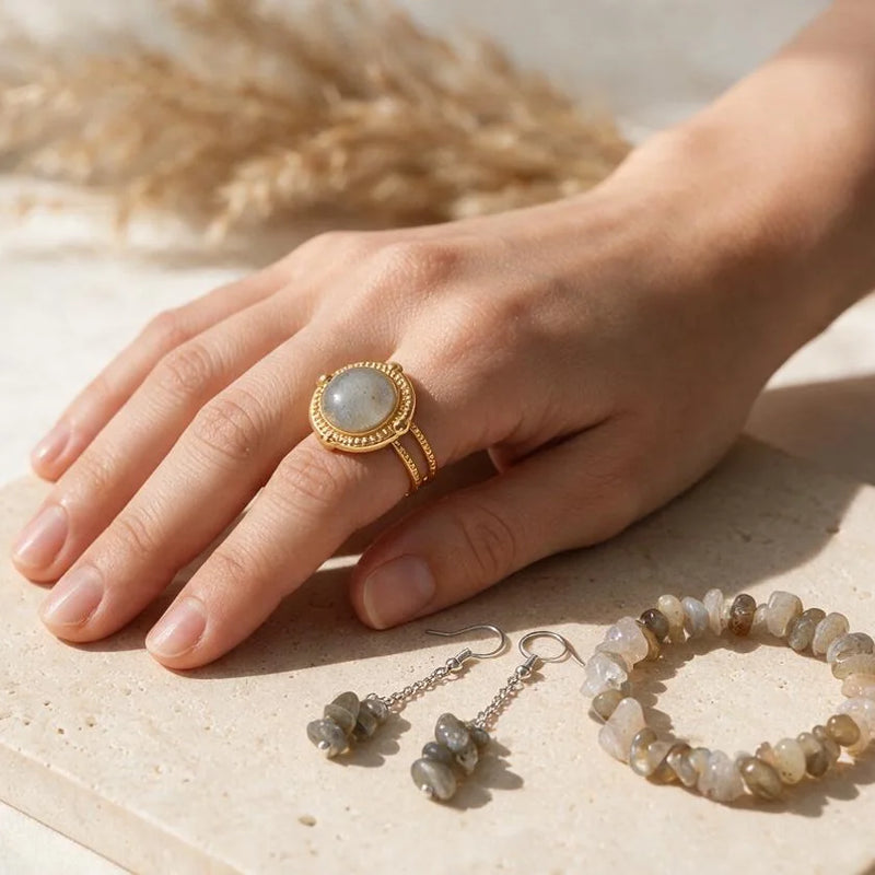 Bijoux en labradorite, pierre naturelle, sur travertin