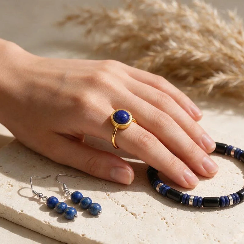 Bijoux en lapis lazuli, pierre naturelle, sur travertin