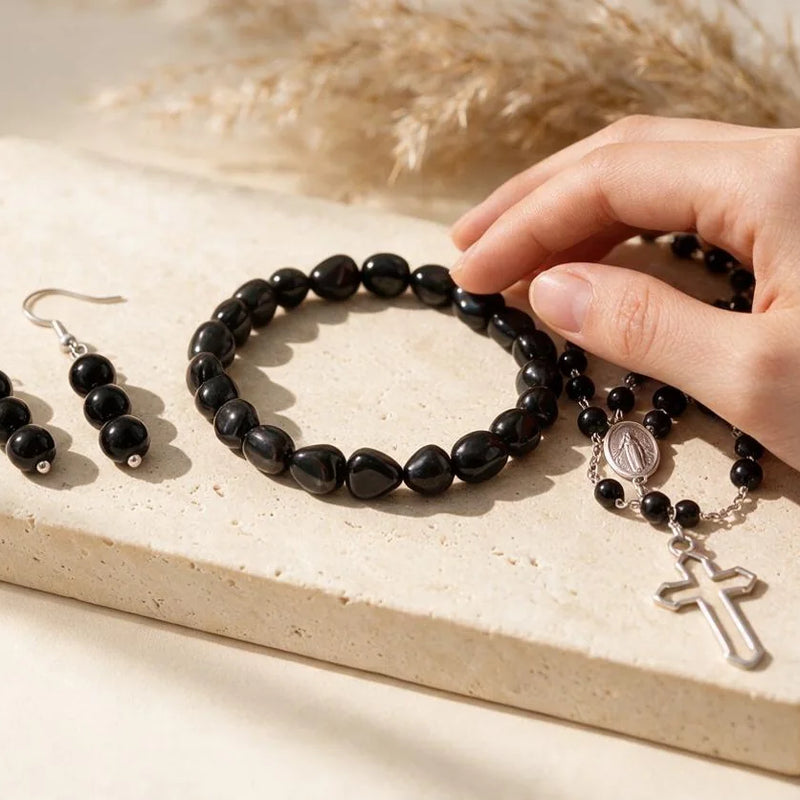 Bijoux en obsidienne, pierre naturelle, sur travertin