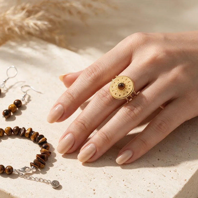 Bijoux en œil de tigre, pierre naturelle, sur travertin