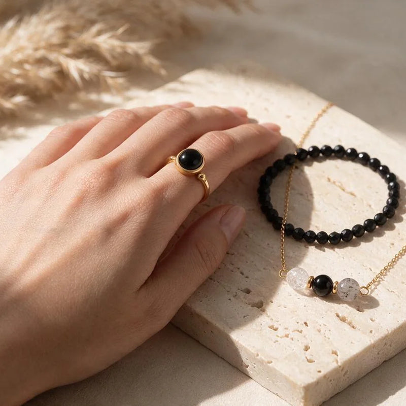Bijoux en onyx noir, pierre naturelle, sur travertin