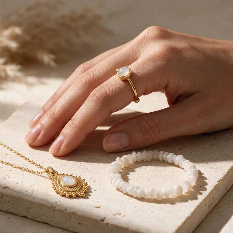 Bijoux en pierre de lune, sur travertin