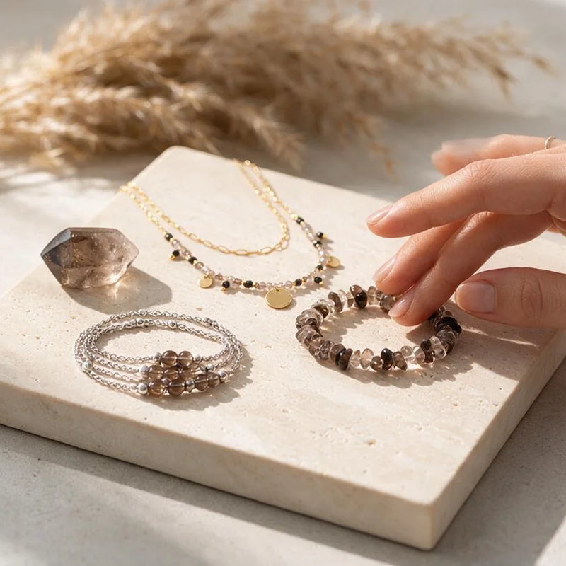 Bijoux en quartz fumé, pierre naturelle, sur travertin