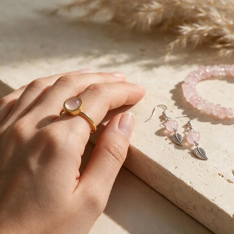 Bijoux en quartz rose, pierre naturelle, sur travertin