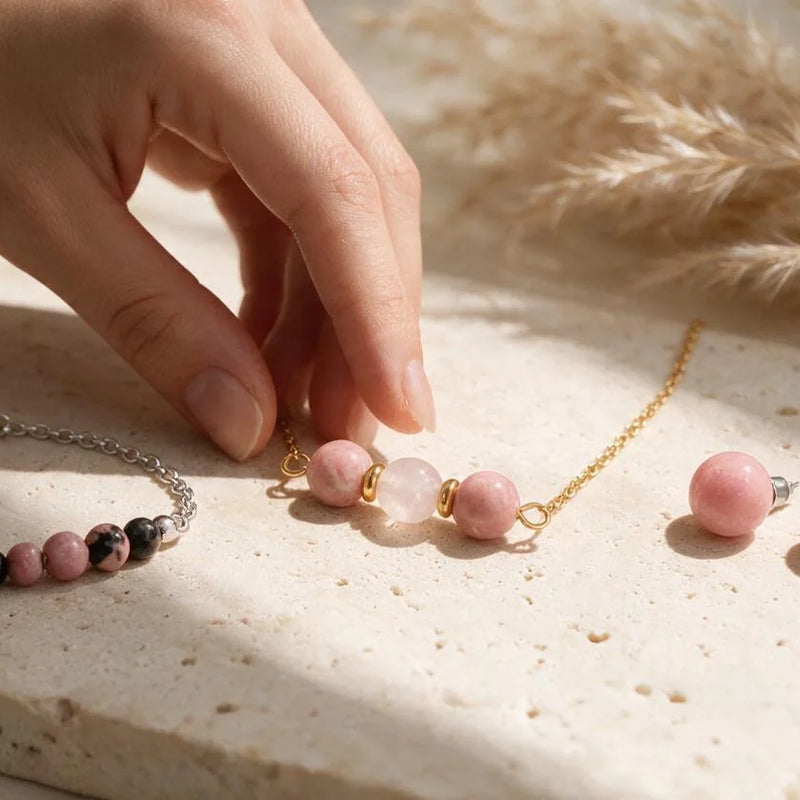 Bijoux en rhodonite, pierre naturelle, sur travertin