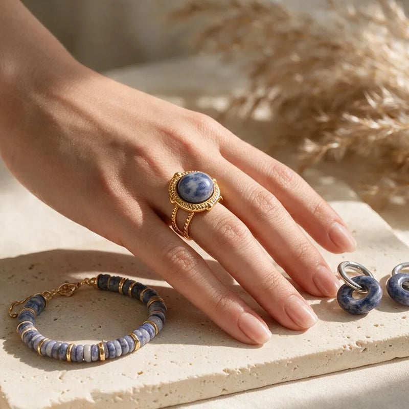 Bijoux en sodalite, pierre naturelle, sur travertin