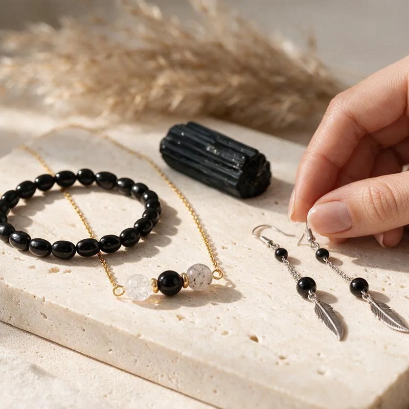 Bijoux en tourmaline, pierre naturelle, sur travertin