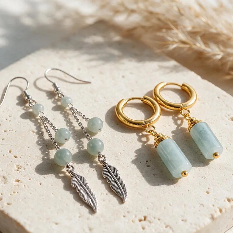 Boucles d'oreilles aigue-marine, pierre naturelle, sur travertin