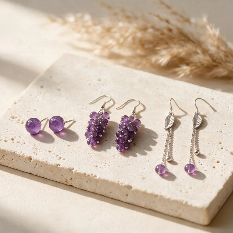 Boucles d'oreilles améthyste, pierre naturelle, sur travertin