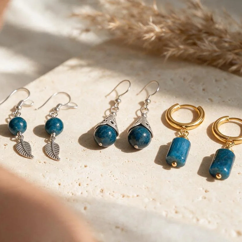 Boucles d'oreilles apatite bleue, pierre naturelle, sur travertin