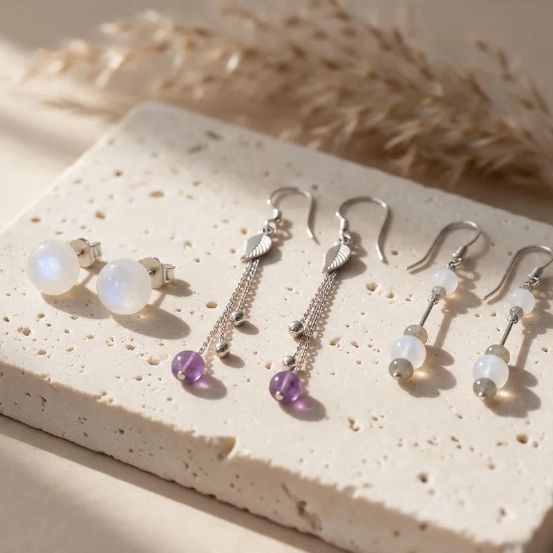 Boucles d'oreilles argent et pierre naturelle, sur travertin