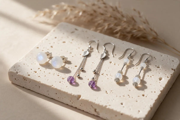 Boucles d'oreilles argent et pierre naturelle, sur travertin