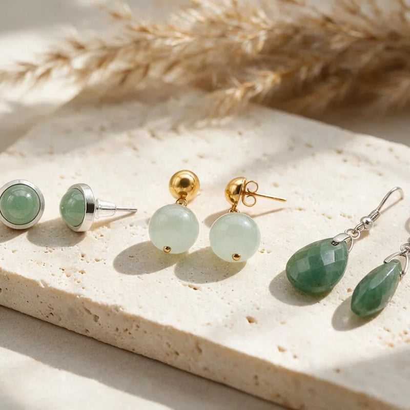 Boucles d'oreilles aventurine, pierre naturelle, sur travertin