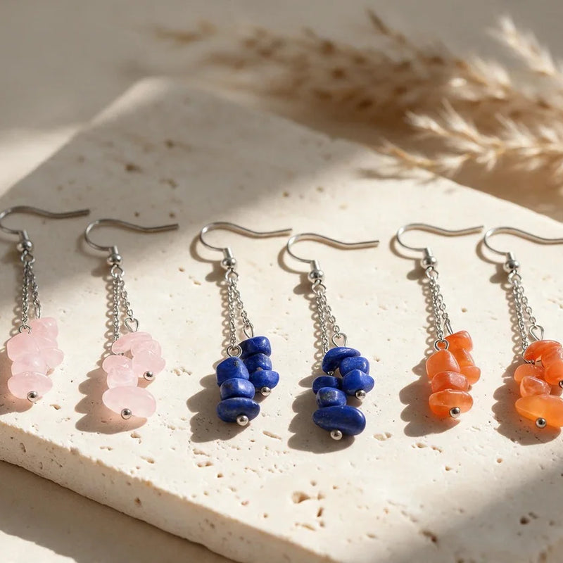Boucles d'oreilles baroques en pierre naturelle, sur travertin