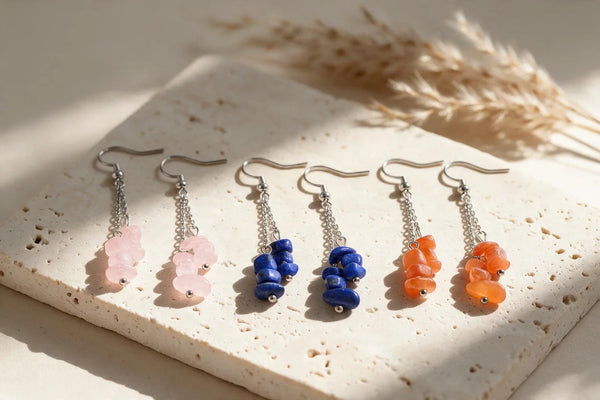 Boucles d'oreilles baroques en pierre naturelle, sur travertin