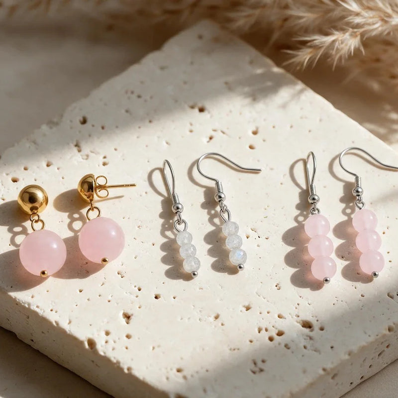 Boucles d'oreilles boule en pierre naturelle, sur travertin