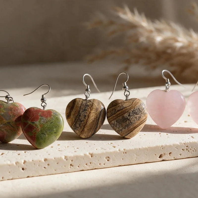 Boucles d'oreilles cœur en pierre naturelle, sur travertin