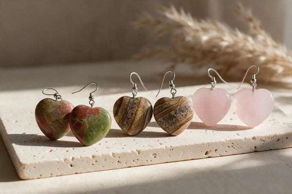 Boucles d'oreilles cœur en pierre naturelle, sur travertin