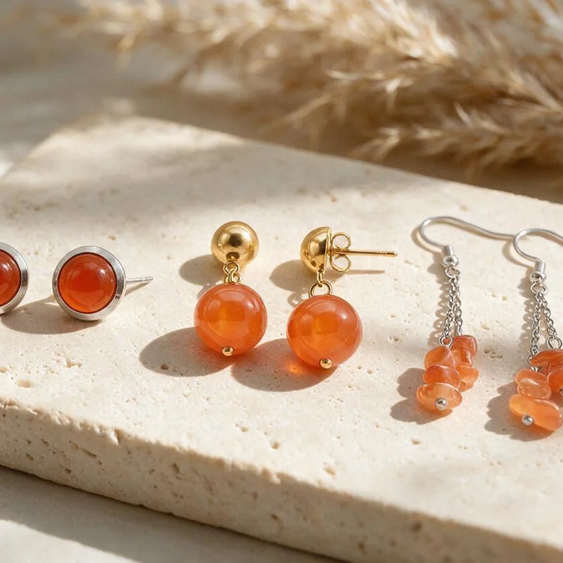 Boucles d'oreilles cornaline, pierre naturelle, sur travertin