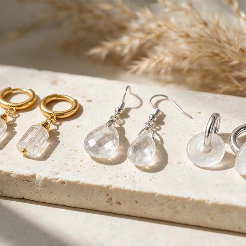 Boucles d'oreilles cristal de roche, pierre naturelle, sur travertin