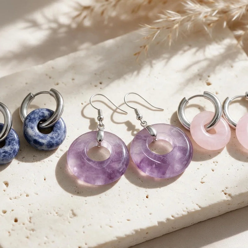 Boucles d'oreilles donut en pierre naturelle, sur travertin