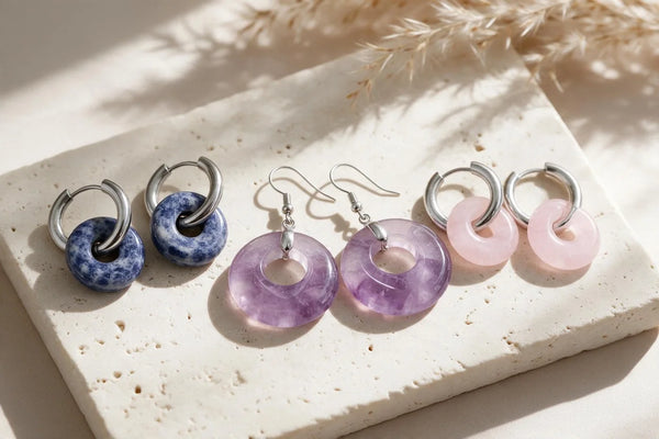 Boucles d'oreilles donut en pierre naturelle, sur travertin